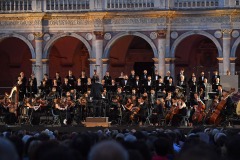 02/07/2017 60 Festival dei 2 Mondi di Spoleto. Piazza del Duomo, Requiem Stringeranno nei pugni una Cometa, concerto per le vittime del terremoto. Nella foto musica Silvia Colasantidirettore Maxime Pascal   Orchestra Giovanile italianaInternational Opera Choirmaestro del coro Gea Garatti        voce recitante Mariangela Gualtierimezzo soprano Monica Bacellibandoneon Richard Galliano