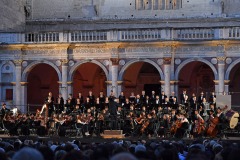 02/07/2017 60 Festival dei 2 Mondi di Spoleto. Piazza del Duomo, Requiem Stringeranno nei pugni una Cometa, concerto per le vittime del terremoto. Nella foto musica Silvia Colasantidirettore Maxime Pascal   Orchestra Giovanile italianaInternational Opera Choirmaestro del coro Gea Garatti        voce recitante Mariangela Gualtierimezzo soprano Monica Bacellibandoneon Richard Galliano