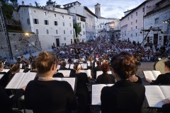 02/07/2017 60 Festival dei 2 Mondi di Spoleto. Piazza del Duomo, Requiem Stringeranno nei pugni una Cometa, concerto per le vittime del terremoto. Nella foto direttore Maxime Pascal, Orchestra Giovanile italiana, International Opera Choir