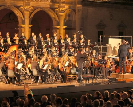 Silvia Colasanti – Requiem “Stringeranno nei Pugni una Cometa”